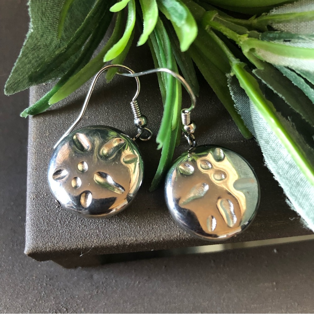 beautiful Earrings M size color silver.